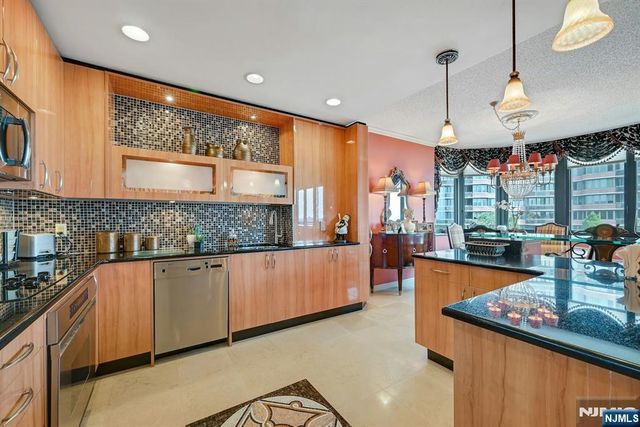100 Carlyle Drive C06B, Cliffside Park, NJ 07010