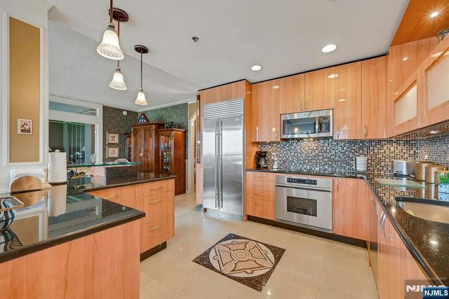 100 Carlyle Drive C06B, Cliffside Park, NJ 07010