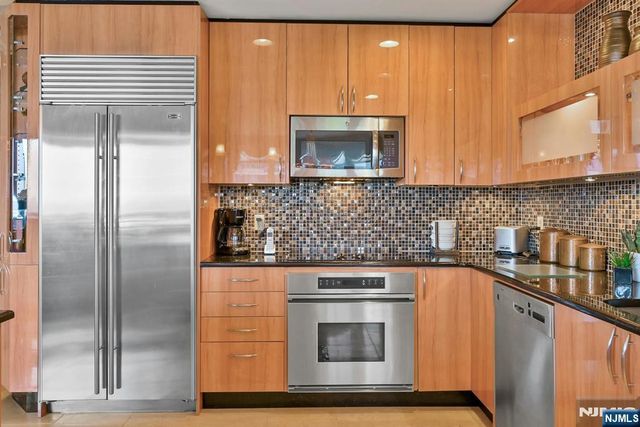 100 Carlyle Drive C06B, Cliffside Park, NJ 07010