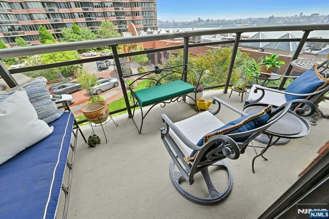 100 Carlyle Drive C06B, Cliffside Park, NJ 07010
