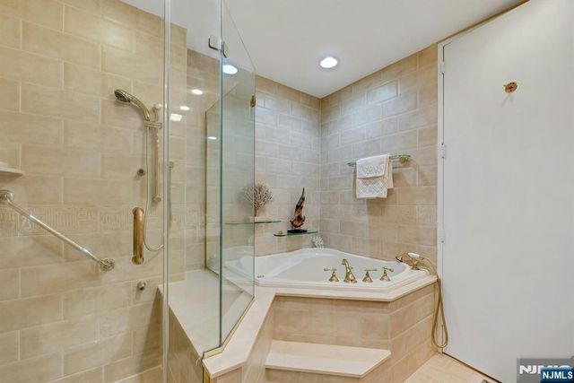 100 Carlyle Drive C06B, Cliffside Park, NJ 07010