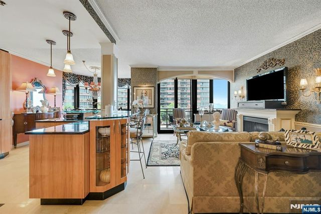 100 Carlyle Drive C06B, Cliffside Park, NJ 07010
