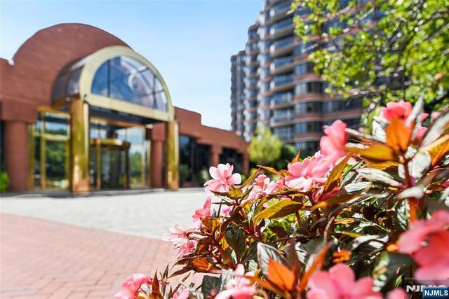 100 Carlyle Drive C06B, Cliffside Park, NJ 07010
