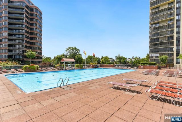 100 Carlyle Drive C06B, Cliffside Park, NJ 07010