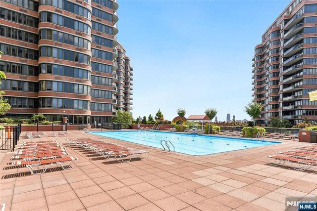 100 Carlyle Drive C06B, Cliffside Park, NJ 07010