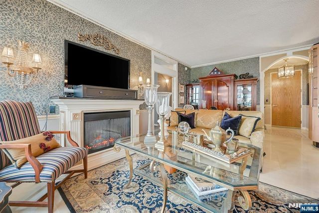 100 Carlyle Drive C06B, Cliffside Park, NJ 07010