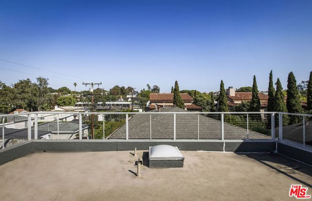 1017 Pearl Street E, Santa Monica, CA 90405