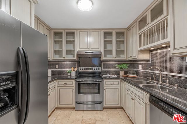 837 N West Knoll Drive 109, West Hollywood, CA 90069