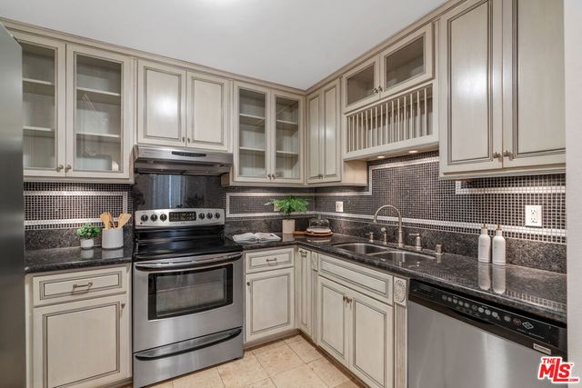 837 N West Knoll Drive 109, West Hollywood, CA 90069