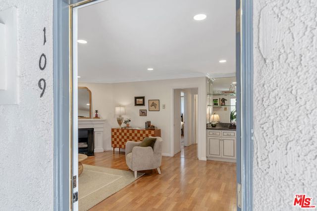 837 N West Knoll Drive 109, West Hollywood, CA 90069