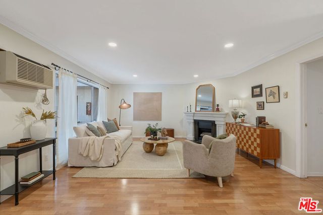 837 N West Knoll Drive 109, West Hollywood, CA 90069