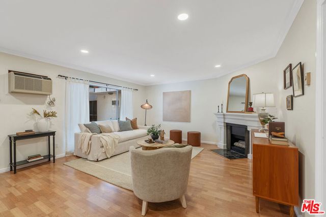 837 N West Knoll Drive 109, West Hollywood, CA 90069