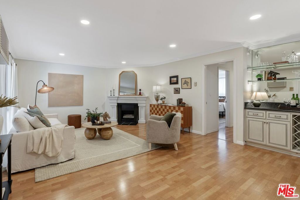 837 N West Knoll Drive 109, West Hollywood, CA 90069