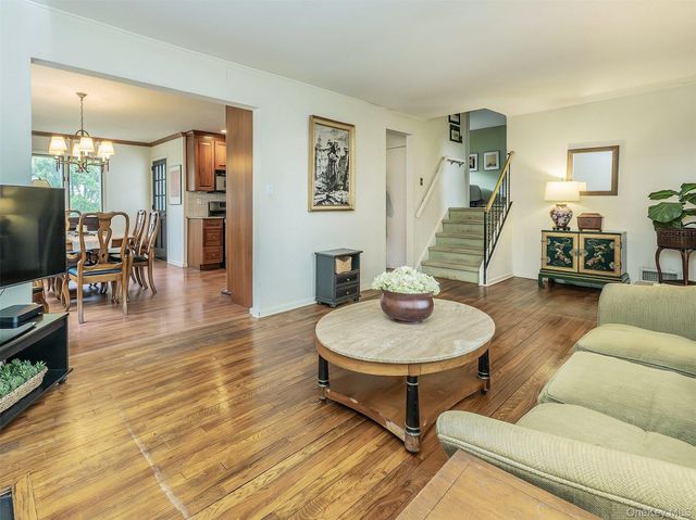 43 Plymouth Road, Port Washington, NY 11050