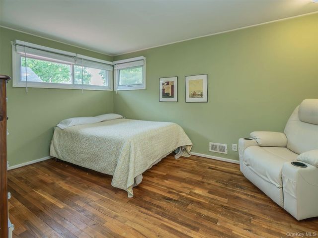 43 Plymouth Road, Port Washington, NY 11050