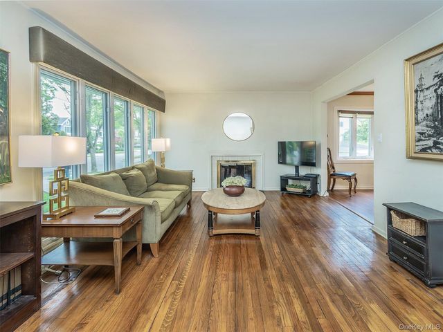 43 Plymouth Road, Port Washington, NY 11050