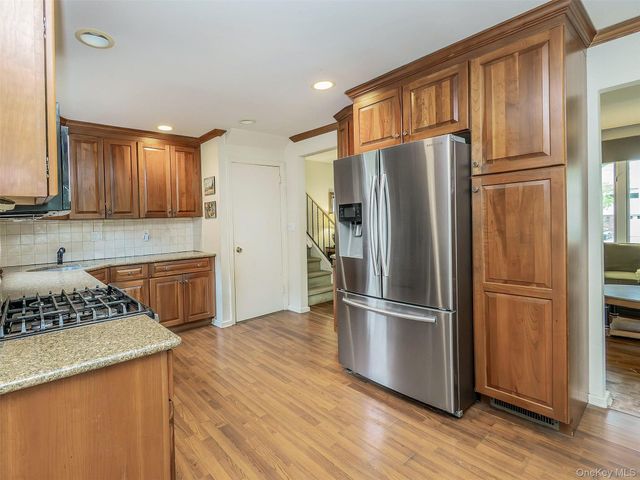 43 Plymouth Road, Port Washington, NY 11050