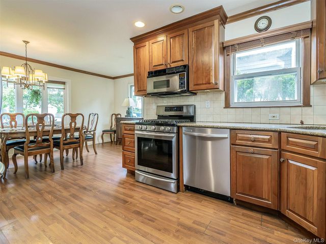43 Plymouth Road, Port Washington, NY 11050