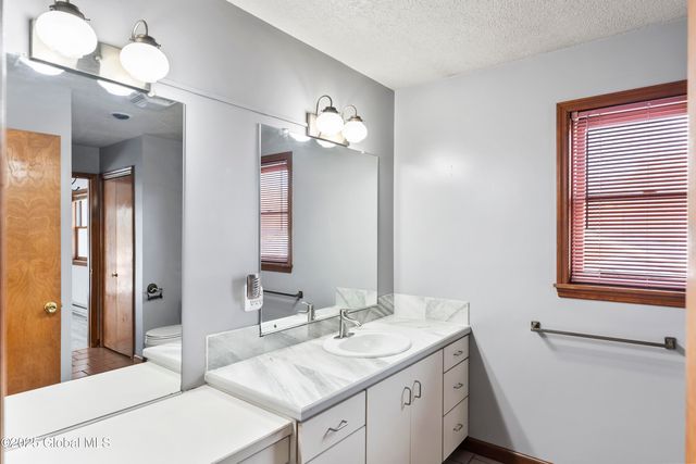 196 Conqua Lane, Rotterdam, NY 12306
