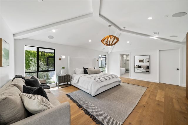 16105 Clear Oak Drive, Encino, CA 91436