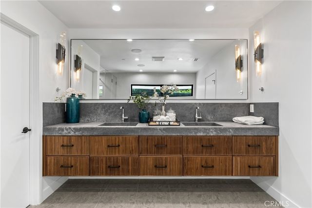 16105 Clear Oak Drive, Encino, CA 91436