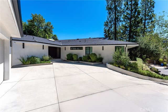 16105 Clear Oak Drive, Encino, CA 91436
