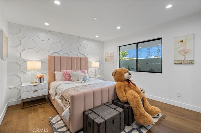 16105 Clear Oak Drive, Encino, CA 91436