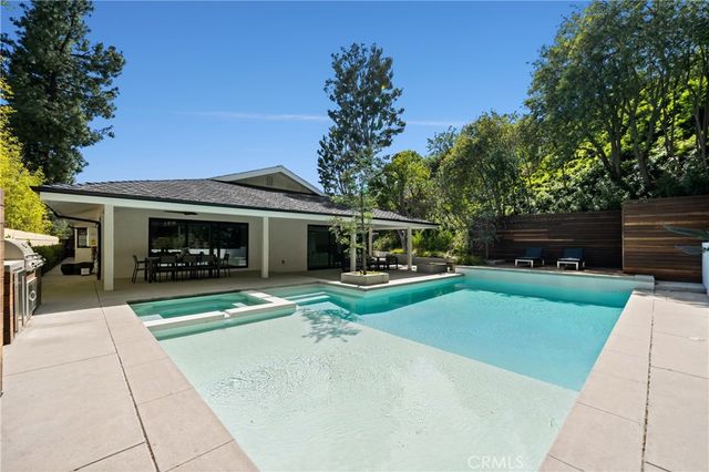 16105 Clear Oak Drive, Encino, CA 91436
