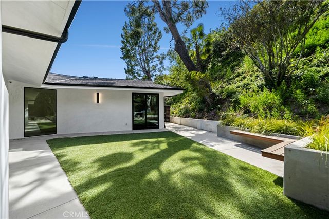 16105 Clear Oak Drive, Encino, CA 91436