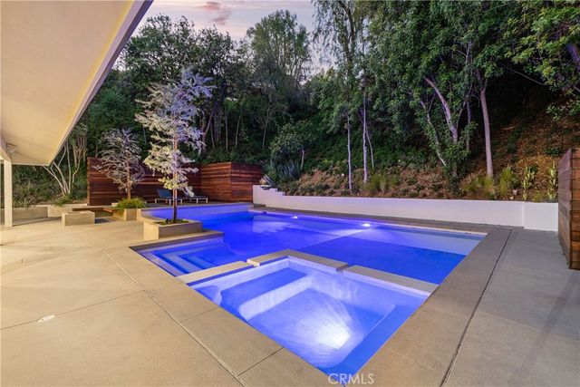 16105 Clear Oak Drive, Encino, CA 91436