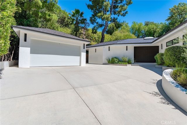 16105 Clear Oak Drive, Encino, CA 91436