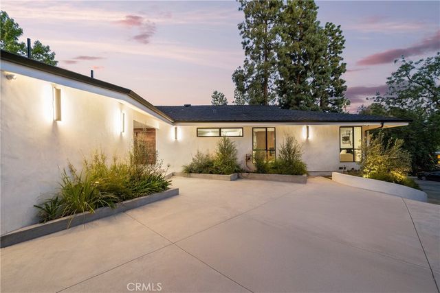 16105 Clear Oak Drive, Encino, CA 91436