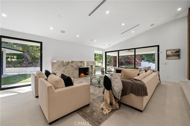 16105 Clear Oak Drive, Encino, CA 91436