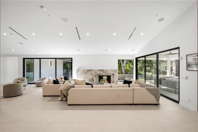 16105 Clear Oak Drive, Encino, CA 91436