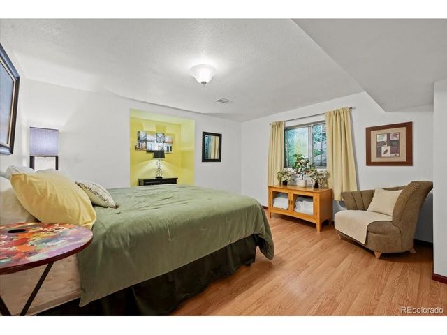 8060 Meadowdale Sq, Niwot, CO 80503