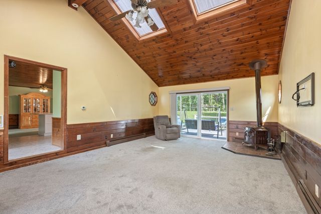 6 Tracey St, Acushnet, MA 02743