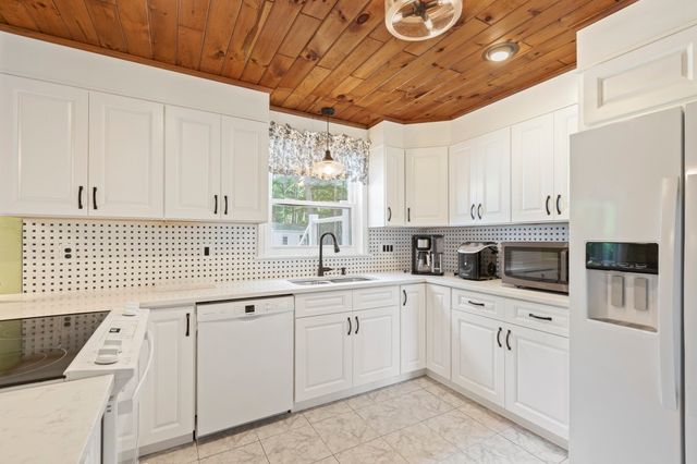 6 Tracey St, Acushnet, MA 02743