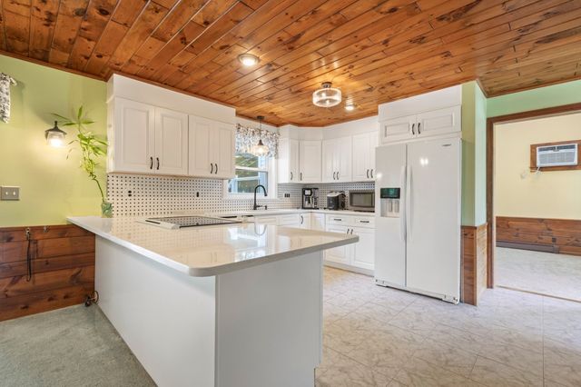 6 Tracey St, Acushnet, MA 02743