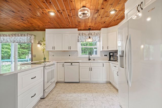 6 Tracey St, Acushnet, MA 02743