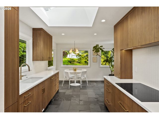 1211 Sw HIGHLAND Rd, Portland, OR 97221