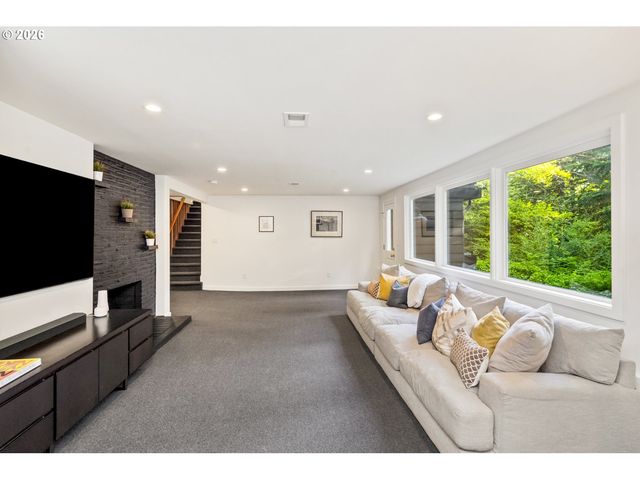 1211 Sw HIGHLAND Rd, Portland, OR 97221