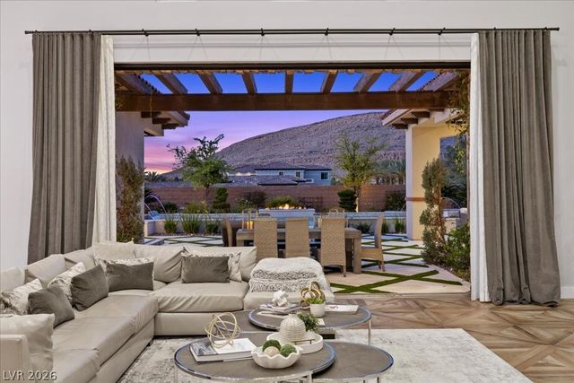 4 Cottonwood Canyon Court, Las Vegas, NV 89141