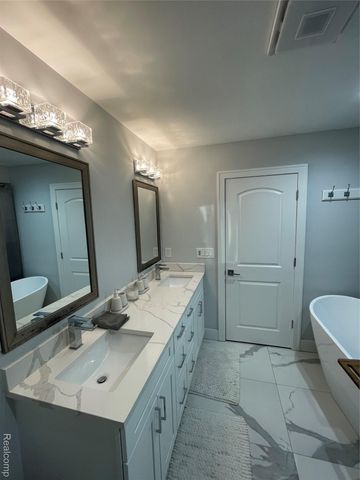 1430 Beachland Boulevard, Waterford Charter Township, MI 48328