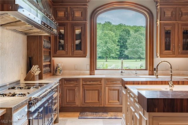 2875 Chagrin River Road, Hunting Valley, OH 44022