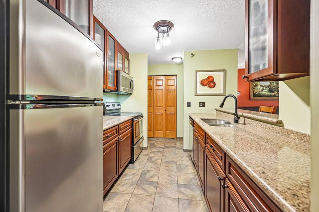 6030 Chasewood Parkway 201, Minnetonka, MN 55343
