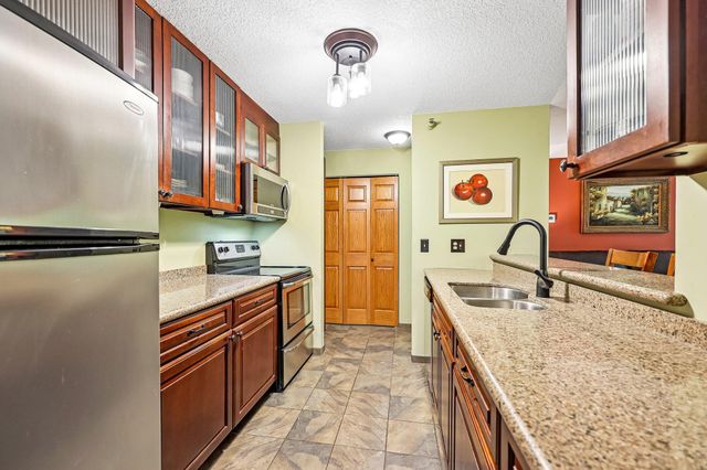 6030 Chasewood Parkway 201, Minnetonka, MN 55343