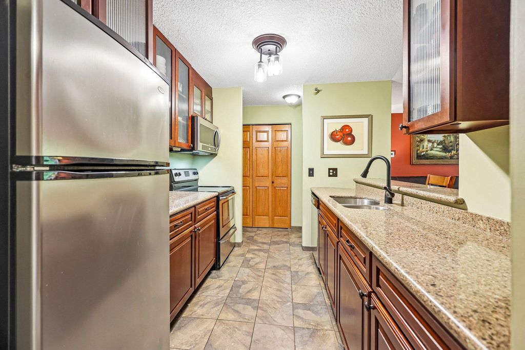 6030 Chasewood Parkway 201, Minnetonka, MN 55343 — photo 2