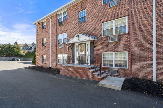 11 Colonial Village Dr 8, Arlington, MA 02474