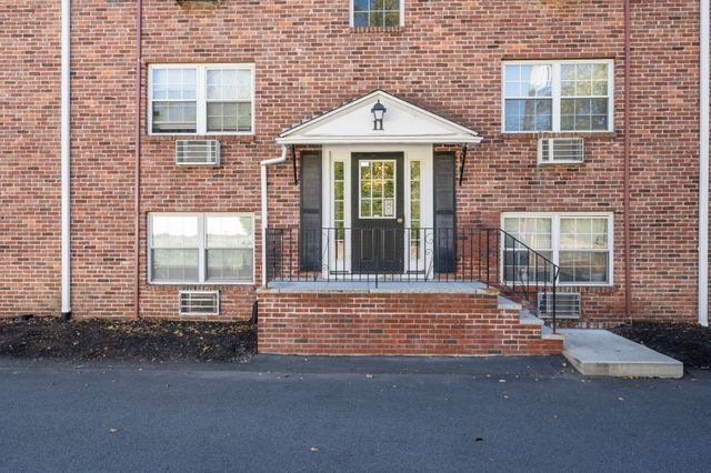 11 Colonial Village Dr 8, Arlington, MA 02474