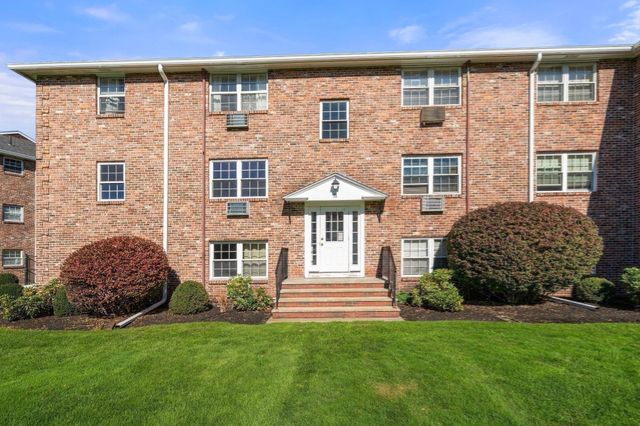 11 Colonial Village Dr 8, Arlington, MA 02474